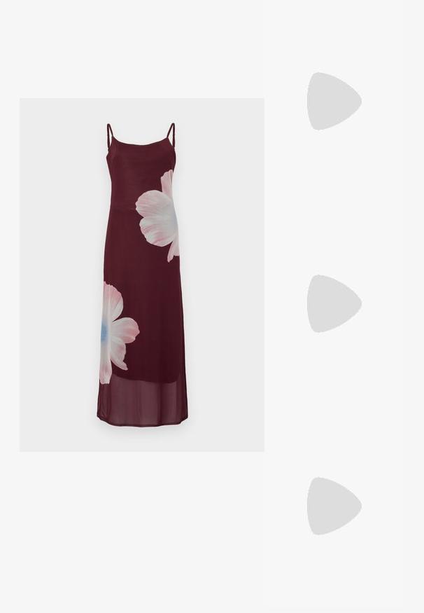 Burgunová maxi šaty s tenkými ramienkami, s veľkými svetloružovými a modrými kvetinovými vzormi vpredu. Vyrobené z ľahkej, priesvitnej tkaniny.; Čierne sandále na podpätku s viacerými prekríženými remienkami. Hladký materiál, špicatá špička a úzky podpätok. Nastaviteľný remienok okolo členka s prackou.; Strieborná metalická taška s mäkkým, zaobleným tvarom a uzáverom s uzlíkom. Vyrobená z hladkej syntetickej kože.; Strieborné kruhové náušnice s prúteným dizajnom, s lešteným povrchom a zapínaním na kolíček. Majú priemer približne 3 cm.