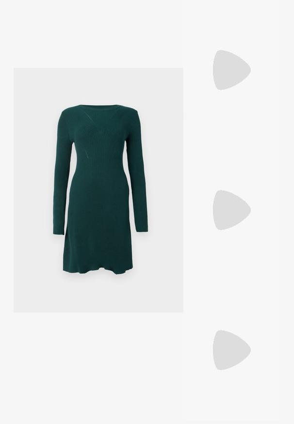 Σκούρο πράσινο ριμπ πλεκτό φόρεμα μακρύ μανίκι με εφαρμοστή μέση και διακριτική υφασμάτινη υφή, εκτεθειμένο σε λευκό φόντο.; Μαύρο παπούτσι slingback απ�ό πατέντο δέρμα με μυτερή μύτη, λουράκια στον αστράγαλο που διαθέτουν ασημένιες αγκράφες και μεταλλικά στοιχεία, και λεπτό τακούνι.; Χρυσή μεταλλική τσάντα χειρός με δομημένο σχέδιο, λεία υφή και ρυθμιζόμενο λουρί. Διαθέτει μοναδικό τριγωνικό σχήμα και μινιμαλιστική ραφή.; Χρυσά σκουλαρίκια με υφή, κυματιστά σχήματα. Περιλαμβάνουν γλυπτικά κλιπ-σε σκουλαρίκια και σχέδιο ανοιχτού σκουλαρικιού με σφυρήλατη επιφάνεια.