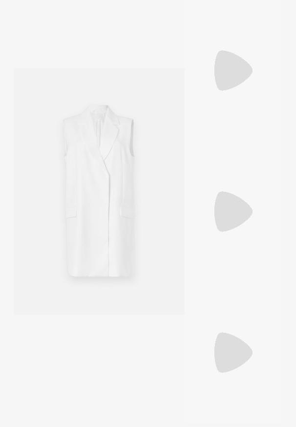 Bela brezrokavna blazer jakna, krojena zasnova, ostre reverji, dve sprednji žepki, gladek material in ravna rez. Minimalističen in moderen videz.; Črne visoke sandale na peto imajo tanke naramnice z vozlom, gladek kvadratni toe in eleganten stiletto peto.; Svetlo siva kovinska torbica z verižnim ročajem, okrašena z majhnimi okroglimi kovinskimi bleščicami in trikotnim logotipom blagovne znamke.; Srebrne obročaste uhane z gladko, sijočo površino. Zaobljena oblika, lahka zasnova, z zapiranjem na zatič.