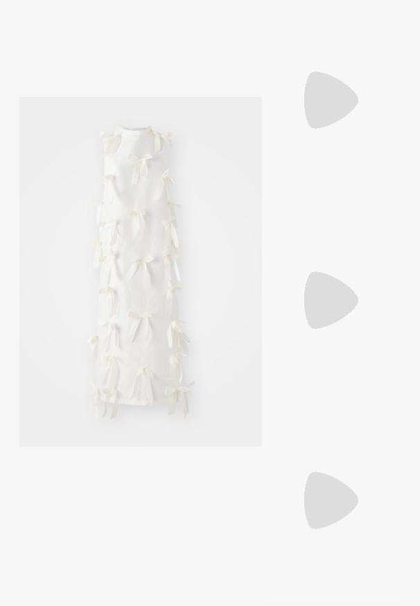 Bjela haljina bez rukava s brojnim vezanim mašnama duž prednje strane, izrađena od lagane tkanine s jednostavnom teksturom.; Koi Footwear TIRA RUFFLE MARY JANES PORCELAIN DELIGHTS EDITION - Cipele na petu s platformom - white; Bijela haljina s puf rukavima, ukrašena cvjetnim detaljima i zlatnim hardverom, uparena sa zlatnom torbicom s šljokicama koja ima vintage kopču.; Zlatne naušnice s dva dizajna dugih bisera. Jedan par ima postavke s ušnim umetcima; drugi je viseći stil s lancem i dodatnim biserima.