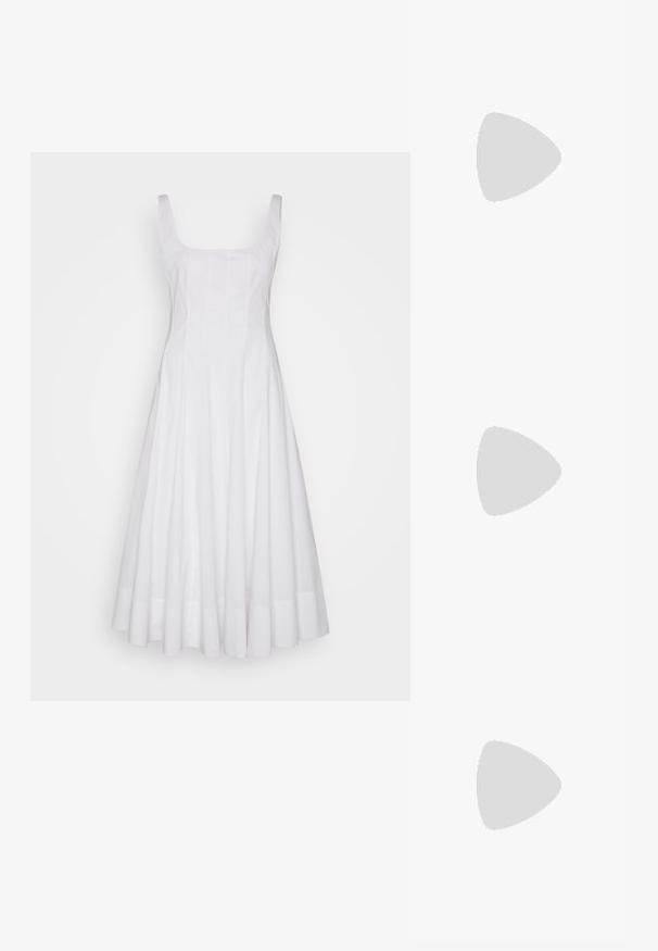 STAUD WELLS DRESS - Kasdienė suknelė - white; Juodas lakuotas odinis batelis su smailiu pirštu, kulkšnies dirželiais su sidabrinėmis sagtimis ir detalėmis, bei plonu kulnu.; Juodas odinis krepšys su išlenkta forma, nuimamu dirželiu ir auksiniais detalėmis. Krepšys turi kilpą su sagtimi.; Auksinės spalvos žiedas, turintis organišką, sukimosi dizainą su lygiu paviršiumi ir siaurėjančiais galais, sukuriantis modernią skulptūrinę išvaizdą.