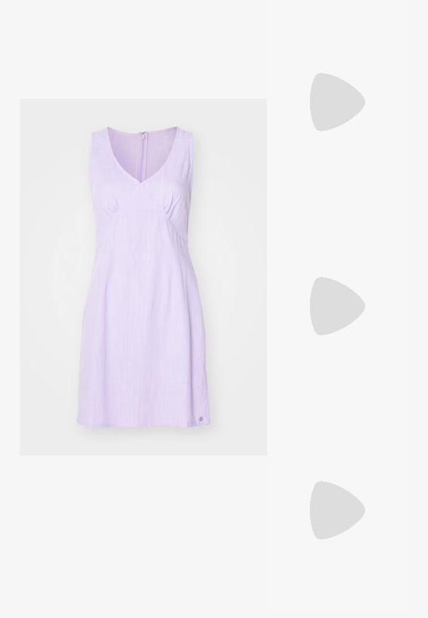 Violetinė be rankovių suknelė su V formos iškirpte, susirinkimais prie krūtinės ir subtiliu tekstūru. Užtrauktukas nugarinėje dalyje ir apvali apatinė dalis.; Juodi lakuoti odiniai batai su aštriu kuma ir bloko kulnu, derinami su pilkais riebiais kojų šildytuvais ir rudais zomšiniais sijonais.; Juodas odinis petinis krepšys su lygiu paviršiumi, išlenkta forma, reguliuojama dirželiu ir užtrauktuku. Minimalistinis dizainas be puošmenų.; Sidabrinis dvigubas žiedas su lygiu, poliruotu paviršiumi. Pasižymi sklandžiu, kreiptu dizainu su persipinančiomis dalimis, suteikiančiomis modernų išvaizdą.