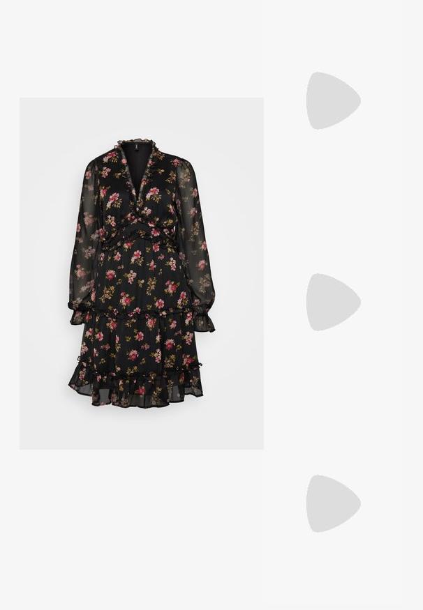 Svart blomsterkjole laget av gjennomsiktig stoff, med lange ermer, volanger, lagdelte detaljer og et omslagdesign med rosa og gule blomster.; Burgunderfargede patentskinn sko med firkantet tå og ankelsnor, kombinert med lyseblå løse jeans. Skoene har en blank overflate.; Rosa transparente solbriller med ovale linser, mørkerød farge, og slanke armer, med en glatt finish og subtile detaljer på rammen.; Sølvmetallkjede med alternerende hvite perler, utstyrt med en sikker lås og en jevn, polert overflate.