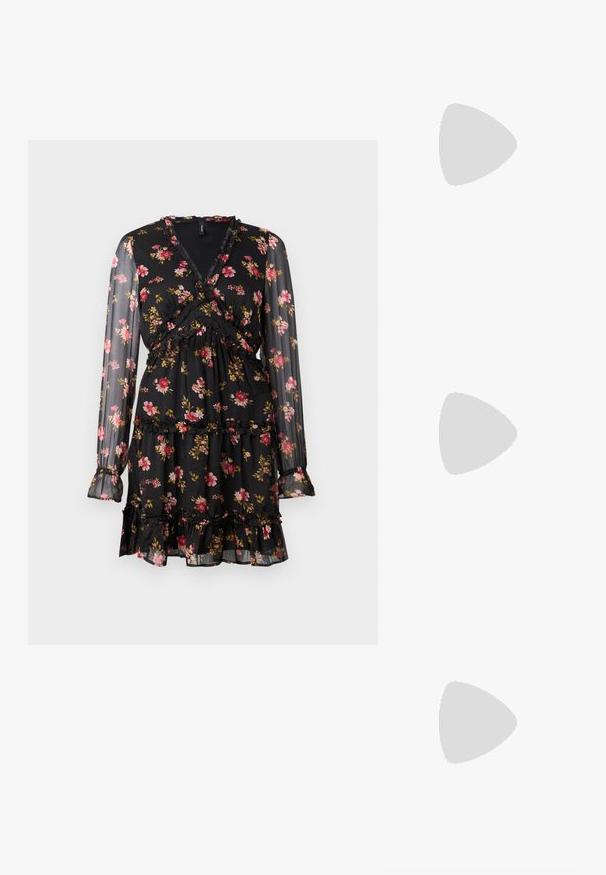 Črna cvetna obleka z prosojnimi dolgimi rokavi. Ima ovitek, nabrane detajle in plasten kolaž z rožnatimi in rumenimi cvetličnimi vzorci.; Črne platforme z visokimi petami in koničastim nosom ter nastavljivim gležnjenjskim trakom. Narejene iz gladke usnje, s kockasto peto.; Črna usnjena torbica s ukrivljeno obliko, z odstranljivo naramnico in zlatimi dodatki. Torbica ima pokrov s podrobnostmi v obliki zaponke.; Zlati prstan s organskim, zvitim dizajnom, gladko površino in taperiranimi konci, ki ustvarja modernega, skulpturalnega videza.