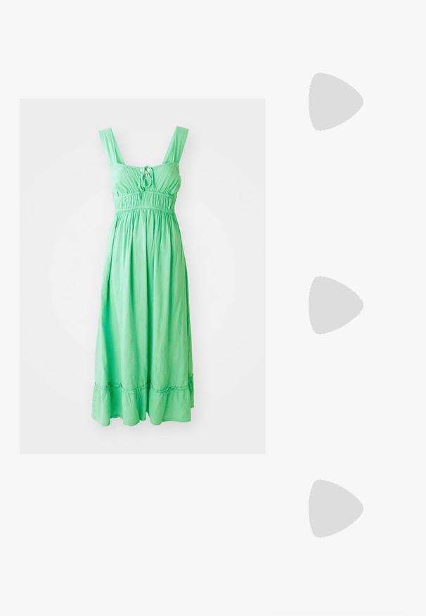 Rochie maxi verde, fără mâneci, cu un corset plisat, detaliu cu fundă în față și tiv ondulat. Fabricată dintr-un material ușor, texturat.; Adidași cu talpă din cauciuc caramel, de culoare albă, cu vârf rotund, închidere cu șireturi și detalii din piele pe lateral.; Ochelari de soare cu ramă metalică aurie și lentile închise, în formă de ochi de pisică, având brațe negre cu un accent în culorile curcubeului pe o parte.; Geantă de umăr croșetată în bej, cu un model floral, evidențiată de accente galbene. Două mânere rezistente pentru transport, textură moale și design deschis.