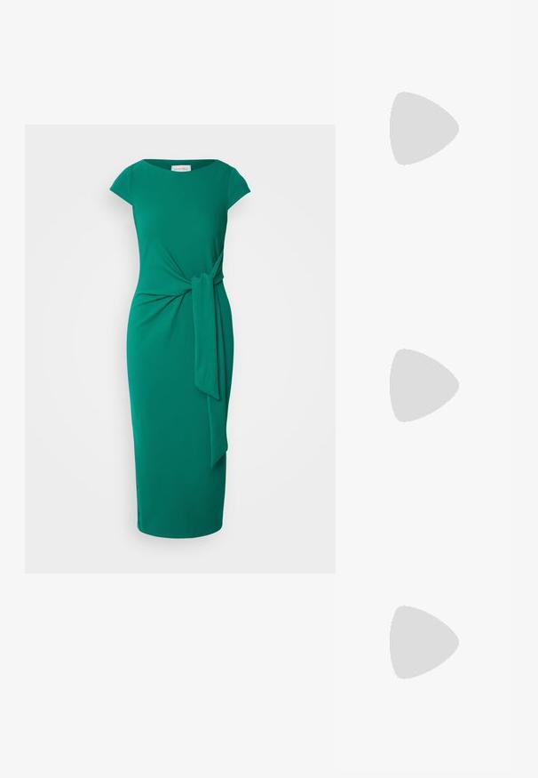 Rochie teal, de lungime până la genunchi, cu o siluetă ajustată, mâneci scurte și un detaliu cu bindă în față. Fabricată dintr-un material neted și elastic, fără modele vizibile.; Balerini din piele neagră, vârf ascuțit, design minimalist, textură netedă, toc de mică înălțime, fără hardware sau embellishments vizibile.; Geantă de umăr din piele neagră, cu o textură netedă, formă rectangulară și un detaliu din lanț metalic în față. Include curea reglabilă.; Set de șase inele aurii cu diferite designuri: împletite, cu motive de frunze și benzi solide; unele cu accente de pietre prețioase verzi.