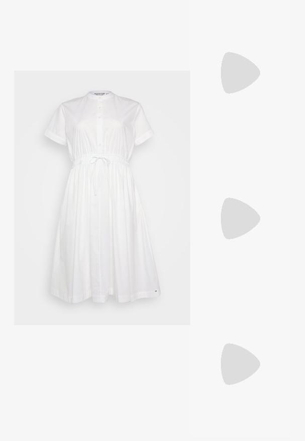 Weißes Baumwollkleid mit kurzen Ärmeln, Knopfleiste, elastischem Bund und verstellbarem Kordelzug; bietet eine lockere, fließende Passform.; Slingback-Sandalen aus weißem Leder mit mehreren breiten Riemen und silbernen Schnallen; flache Sohle mit kleinem schwarzem Absatz und metallischen Akzenten.; Gelbe gewebte Clutch-Geldbörse mit Klappen-Design, abnehmbarem Handgelenkriemen und goldener Kettenakzent. Glatte Textur und rechteckige Form.; Goldene Creolen mit einer glatten, glänzenden Oberfläche. Zirkuläres Design mit einem kleinen Stecker und einer klaren Rückseite für einen sicheren Sitz.