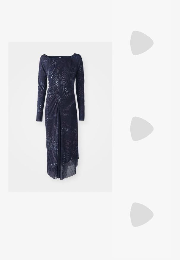 Robe à manches longues, bleu marine foncé, ornée d'un motif de feuilles, avec une taille cintrée et une jupe fluide qui drape sur un côté.; Talons hauts en cuir noir avec un bout pointu, dotés d'un talon fin et d'un accent en ton or sur la lanière réglable. Texture lisse.; Sac à main en cuir noir avec un design structuré, featuring une forme cropped, une poignée supérieure et des accents en matériel doré. Bandoulière réglable incluse.; Boucles d'oreilles en métal argenté avec une surface lisse et brillante et un design structuré et arrondi. Présentent un fermoir à charnière pour un port sécurisé.