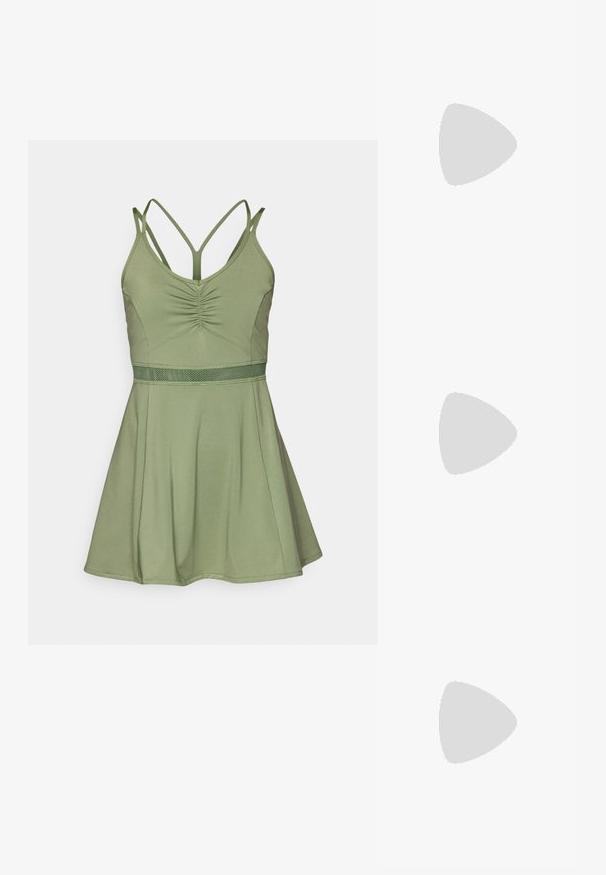 Rochie verde fără mâneci, cu un corset ajustat, detalii pliate în față și o fustă evazată. Include o talie texturată și bretele încrucișate.; Tricou din bumbac negru cu un logo alb New Balance și un design grafic pe față. Mâneci scurte și guler rotund.; Pantofii sport negri cu partea superioară din plasă, accente argintii, talpă căptușită și închidere cu șireturi. Prezintă vârf rotunjit și profil texturat.; Rucsac negru cu un design aerodinamic, având o finisare texturată, curele reglabile și cordoane elastice pe față pentru un plus de depozitare.
