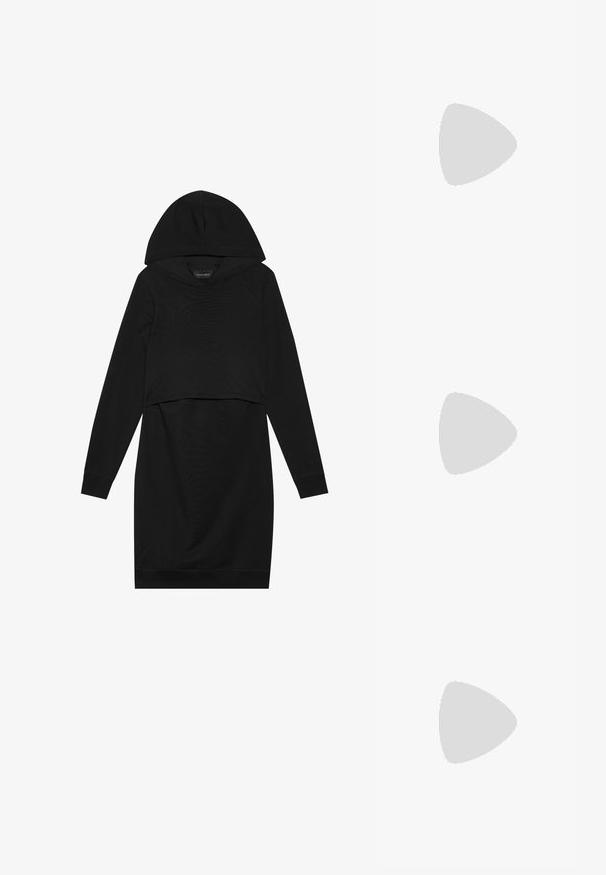 Vestido pullover preto com capuz, mangas longas e design cropped. Feito de tecido macio com uma textura suave e punhos canelados.; As sandálias de salto alto pretas apresentam tiras finas com um design em nó, uma biqueira quadrada lisa e um elegante salto agulha.; Bolsa metálica cinza claro com uma alça de corrente, adornada com pequenos rebites metálicos circulares e um logótipo triangular da marca.; Brincos de argola prateados com um acabamento suave e brilhante. Forma arredondada, design leve, com fecho de pino.