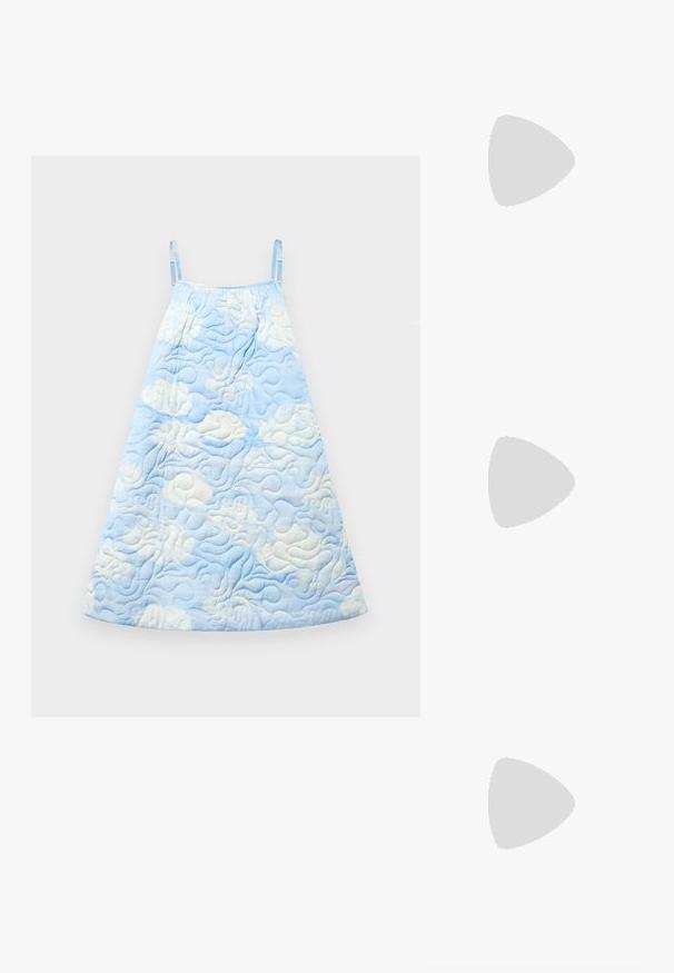 Vaatetus sinisellä pilvikuosisella, jossa on säädettävät olkaimet ja lievästi levenevä A-linjainen muoto. Pehmeä rakenne, rento tyyli.; Mustat polvimittaiset saappaat, jotka on valmistettu sileästä nahasta. Saappaissa on terävä kärki, tukevat korko ja V-muotoinen leikkaus ylhäällä.; Keltainen nahkainen käsilaukku, jossa on jämäkkä muotoilu, kaksi kantokahvaa, solkiyksityiskohtia, hopeiset detaljit ja pieni riippulukko-onnitelma.; Hopeaketju hopeasta, viimeistelty kiiltäväksi, yksinkertainen, pyöreä muotoilu ja sileä pinta, avoinna molemmista päistä.