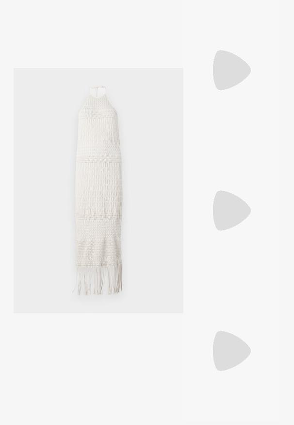 Rochie maxi albă din croșetat, cu gât halter, model texturat și tiv cu franjuri. Confecționată din material ușor și respirabil.; Pantof nude din piele lacuită, cu vârf ascuțit, curea la gleznă și toc stiletto, având o textură netedă și un design minimalist.; Ochelari de soare Gucci cu lentile dreptunghiulare de culoare maro, ramă din acetat cu model țestoasă și detalii cu logo auriu pe brațe.; THEMOIRè OLIMPIA - Geantă de mână - fondant