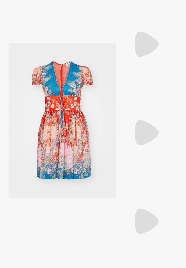 Kortermet kjole med et fargerikt blomstermotiv og paisley-mønster i nyanser av rødt, blått og rosa, samt et belte i livet.; Sorte patent slingback hæl med spids tå, featuring tekstureret slangeskind, justerbar rem og en kort, tekstureret blokhæl.; Svart skinn crossbody veske med to frontlommer, gyldne spenner, glidelåslukking og en slank stropp. Teksturert overflate og kompakt rektangulær form.; Gullfargede metalløredobber med en buet, forlenget form. Har en jevn, blank overflate og en avrundet tupp for ekstra detaljer.