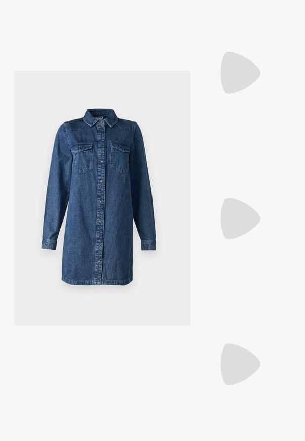 Denim jurk in donkerblauw. Voorzien van lange mouwen, een knoopsluiting aan de voorkant, twee borstzakken en een klassieke kraag. Casual pasvorm.; Zwarte gepatineerde leren slingback hakken met een spitse neus en een geometrische blokhak. Kenmerkt zich door een slank, minimalistisch ontwerp en een gladde textuur.; Zwarte leren handtas met een gladde textuur, rechthoekige vorm en twee lange handvaten. Geen zichtbare hardware of versieringen.; Gouden metalen armband met een vloeiende, kromme vormgeving. Bevat een kleine, opvallende, zilvergekleurde accent aan één uiteinde.