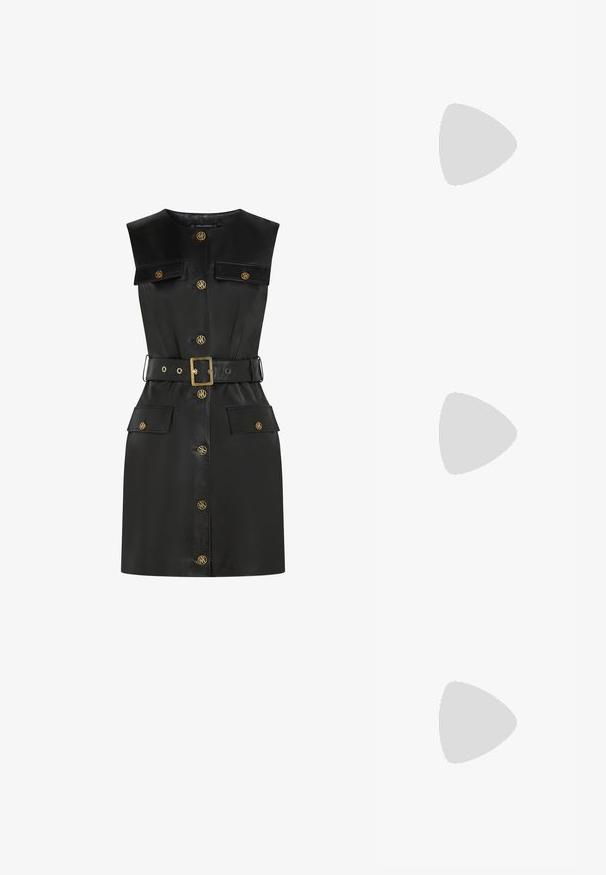 Svart läderklänning med en figurnära design, guldknektsslutningar, två framfickor och ett matchande bälte. Har en kragkrage.; Svarta patenterade läderslingbackskor med spetsig tå, silverdetaljer och en låg blockklack. Slät, glänsande yta hela vägen.; Svart läder crossbody-väska med en slät yta, rektangulär form och metallickedjedetalj på framsidan. Justerbar rem ingår.; Silvriga droppörhängen med en kvadratisk stift, med en slät, polerad yta och en tårform, som reflekterar ljus med en glansig yta.