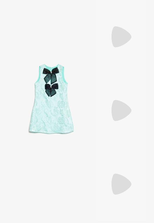 Vestido sem mangas azul claro com padrão floral texturizado e dois grandes laços pretos com centros de strass na frente.; Sapato de salto alto slingback prateado com bico fino, acabamento metálico, duas correias decorativas e um salto esbelto com ponta preta.; Bolsa metálica prateada com uma forma estruturada, apresentando uma alça superior e um detalhe de laço na frente. Textura suave, acabamento reflexivo.; Brincos em tom de ouro com formas onduladas e texturizadas. Inclui studs escultóricos com presilha e um design de argola aberta com um acabamento martelado.