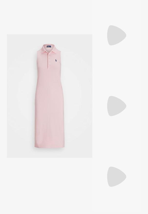 Polo-mekko vaaleanpunaisena, jossa on kaulus, hihaton muotoilu, viiden napin lista ja tummansininen brodeerattu logo rinnassa.; Valkoiset nahkakengät, matala malli, jossa on sileä pinta, pyöreä kärki, nauhakiinnitys edessä ja pieni brodeerattu logo sivulla.; Mustelman mustahuulikoobas koos kuldsete detailidega, millel on lukk. Kandmisel üle keha halli kampsuni peal.; Kultaketjut korvakorut, joissa on kierretystä muotoilusta valmistettu solmu. Jokaisessa korvassa on pyöreä, kirkas tausta varman käyttömukavuuden takaamiseksi.