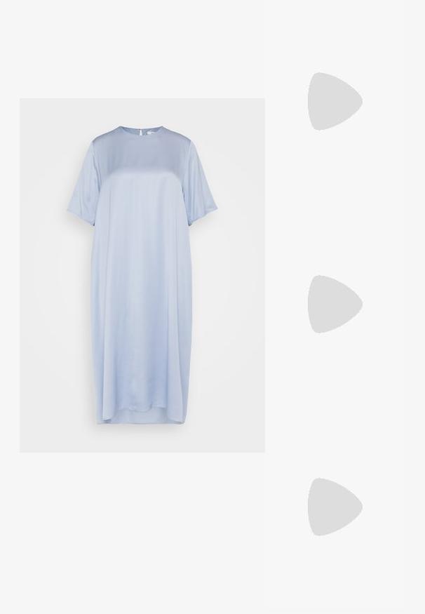 Svetlo modra kratka oblekica iz gladkega materiala, z okroglo izrezom in subtilno odprtino na hrbtu.; Črne lakirane slingback pete s koničastim nosom in geometrijsko blokasto peto. Imajo eleganten, minimalističen dizajn in gladko teksturo.; Črna usnjena torbica s ukrivljeno obliko, z odstranljivo naramnico in zlatimi dodatki. Torbica ima pokrov s podrobnostmi v obliki zaponke.; Zlati prstan s organskim, zvitim dizajnom, gladko površino in taperiranimi konci, ki ustvarja modernega, skulpturalnega videza.