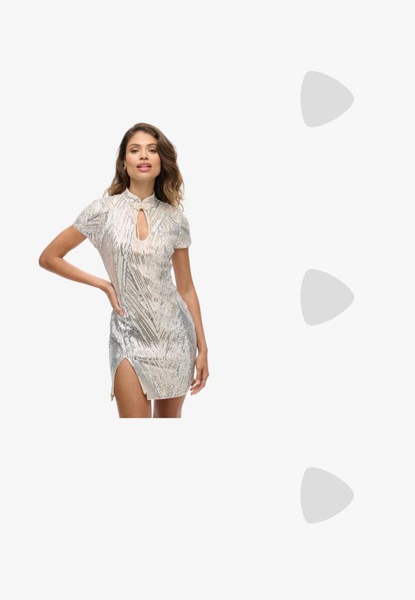 Vestido corto de lentejuelas plateadas con un cuello alto, escote en forma de ojo de cerradura y abertura lateral. Presenta un patrón geométrico y una silueta ajustada.; Tacón slingback negro de charol con punta afilada, que presenta un estampado de serpiente texturizado, correa ajustable y un tacón bloque corto y texturizado.; Bolso de mano de cuero blanco con un acabado texturizado, que cuenta con una correa de cadena dorada y acentos negros. Incluye un bolsillo frontal y cierre de cremallera.; Pendientes en tono dorado con un cristal rectangular y transparente que cuelga por debajo de una fila de pequeños acentos redondos y claros. Diseño elegante y moderno.