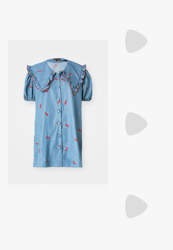 Denim sininen lyhythihainen paita, jossa on suuri röyhelökaulus, punainen kirsikkapisto, nappikiinnitys ja puffihihat.; Hopeinen metallinen ballerina, jossa on kärki, nilkkahihna säädettävällä soljella, tekstuuripinta ja minimaalinen musta pohja.; Kreeminvärinen käsilaukku, jossa on kaareva muoto, pehmeä rakenne ja säädettävä hihna, käytetty vaalean mintunvihreän röyhelömekon päällä.; Hopeakoruja, joissa on kaksi pisaramuotoista ja kaksi pyöreää muotoa, kaikki kiiltävän, heijastavan pinnan ja sileän tekstuurin omaavia.