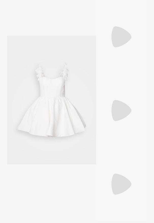 Bílé šaty s přiléhavým živůtkem a rozšířenou sukní. Mají peříčkové akcenty na ramínkách a hladkou, strukturovanou tkaninu.; Černé kožené loferské boty s plochým podpatkem, zdobené zlatým kovovým detailem na přední straně a hladkým povrchem.; Černá kožená tote taška s hladkým povrchem, strukturovaným tvarem, dvěma uchy a výrazným stříbrným detailem s přezkou na přední straně.; Sada pěti zlatých náušnic s různými designy: zkroucené, žebrované a hladké povrchy ve tvaru kruhu a půlměsíce.