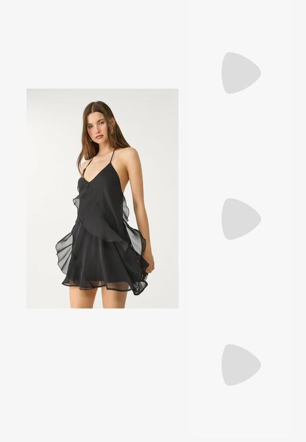 Robe en chiffon noir avec un décolleté en V profond, des fines bretelles et des volants superposés le long de l'ourlet, dotée d'une texture douce et légère.; Tongs noires avec deux sangles ajustables en métal doré, un dessus texturé et une semelle en caoutchouc plate.; Lunettes de soleil noires rectangulaires avec des verres foncés, monture en plastique lisse et branches courbées. Le design est épais avec une esthétique minimaliste.; Sac fourre-tout en cuir noir avec une texture lisse, de forme rectangulaire et deux longues poignées. Pas de matériel ou d'ornementations visibles.