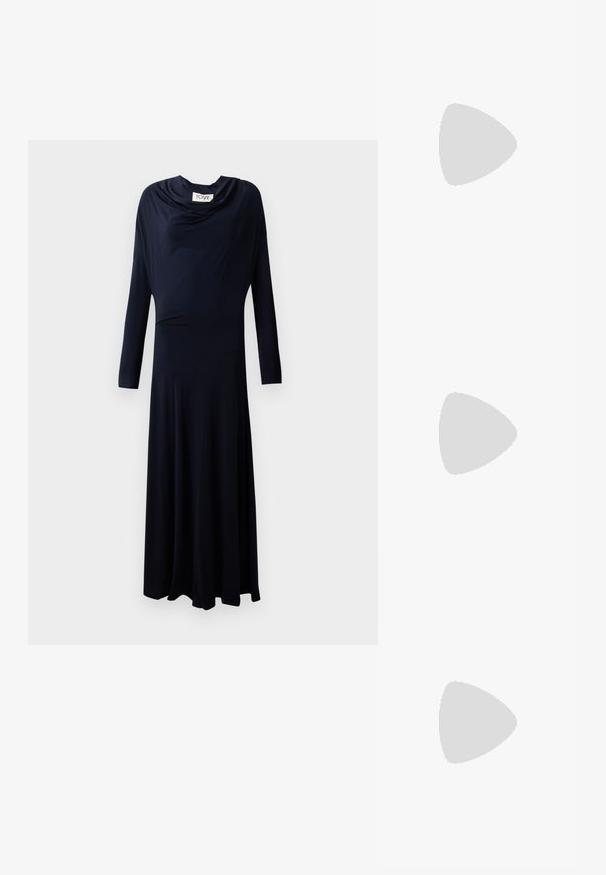Tumedast pikade varrukatega kleit, millel on kaelus, voolav disain ja sile kangas, bevatades sobivat kehaosa ja flared seelikut.; Must must nahk slingback kingad terava varbaga, väikese kontsaga ja dekoratiivse pandlaga ülaosas. Sile tekstuur, minimalistlik disain.; Must küllastamata nahast õlakott, millel on kaks esist nähtavat taskut, kuldsed pandlad, tõmblukuga sulgemine ja peen rihm. Tekstuuriga pind ja kompaktne ristkülikukujuline kuju.; Kuldtoonilised metallist rõngas kõrvarõngad, millel on kõver ja piklik kuju. Omavad siledat, läikivat pinda ja ümarat tipptugevdust, mis lisab detaili.