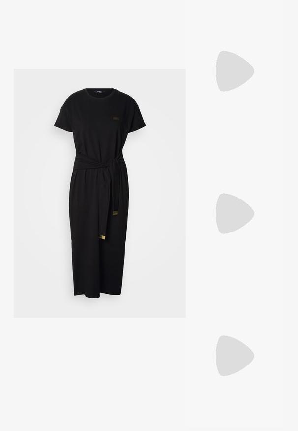 Czarna bawełniana sukienka z krótkimi rękawami, okrągłym dekoltem, paskiem w talii oraz o długości do połowy łydki. Posiada subtelne, markowe naszywki.; Czarne skórzane szpilki typu slingback z ostrym noskiem, posiadające smukły obcas i złoty akcent na regulowanym pasku. Gładka tekstura.; Czarna skórzana torebka o strukturalnym designie, z przyciętą formą, górnym uchwytem i złotymi akcentami. W zestawie regulowany pasek na ramię.; Złocony naszyjnik z gładkim, zakrzywionym centralnym akcentem. Posiada elastyczny łańcuszek z zapięciem typu homar oraz dodatkowymi regulowanymi ogniwami łańcucha.