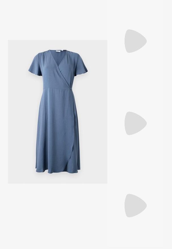 VILA VILOVIE WRAP DRESS - Kasdienė suknelė - vintage indigo; Juodas lakuotas odinis batelis su smailiu pirštu, kulkšnies dirželiais su sidabrinėmis sagtimis ir detalėmis, bei plonu kulnu.; Aukso metalinės rankinės su struktūrizuotu dizainu, lygaus paviršiaus ir reguliuojama dirželiu. Pasižymi unikaliu trikampiu pavidalu ir minimalizmu siuvinėjime.; Auksinės auskarai, turintys tekstūruotus, bangų formos elementus. Įeina skulptūriniai segami auskarai ir atviri lankai su išmuštu paviršiumi.