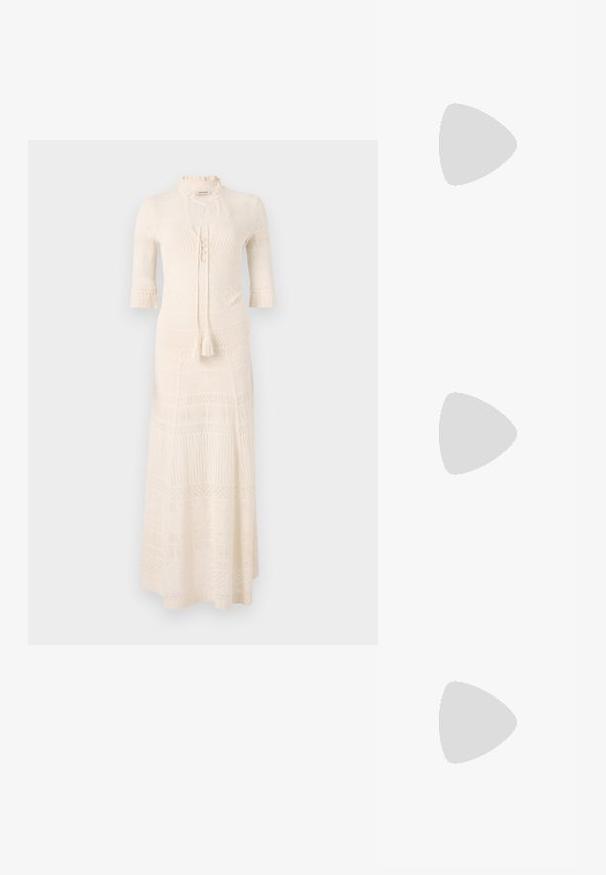 Abito maxi in maglia color crema con collo a imbuto, maniche a tre quarti e un motivo testurizzato. Presenta una chiusura a cravatta e un dettaglio in frange in vita.; Scarpa slingback in pelle nera con punta affusolata, tacco basso e dettaglio decorativo a fibbia sulla parte superiore. Texture liscia, design minimalista.; Borsa a tracolla nera in pelle con due tasche frontali, fibbie dorate, chiusura con zip e una tracolla sottile. Superficie texturizzata e forma rettangolare compatta.; Orecchini in tonalità dorata con un cristallo trasparente rettangolare sospeso sotto una fila di piccoli accenti trasparenti rotondi. Design elegante e moderno.