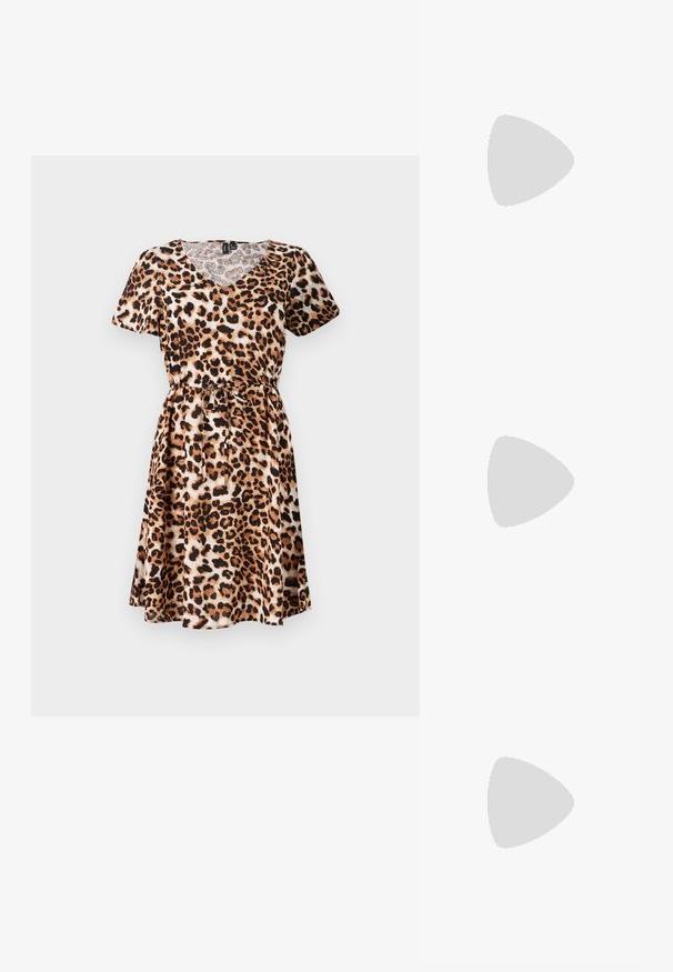 Haljina s leopard uzorkom, kratkim rukavima, V-izrezom, strukirana s detaljem vezanja. Tkanina izgleda glatko, s lepršavom suknjom.; Smeđe kožne kauboj čizme s šiljastim vrhom i blok-potpeticom, s detaljno izvezenim šavovima i uzdignutim naglascima na okovu.; Crna kožna clutch torbica s preklopom i zlatnim metalnim detaljem kopče. Uključuje crnu trakicu i elegantan, minimalistički dizajn.; Srebrne okrugle naušnice s minimalističkim dizajnom. Kružni oblik, glatka tekstura i tanak profil. Lagane s poliranim završetkom.
