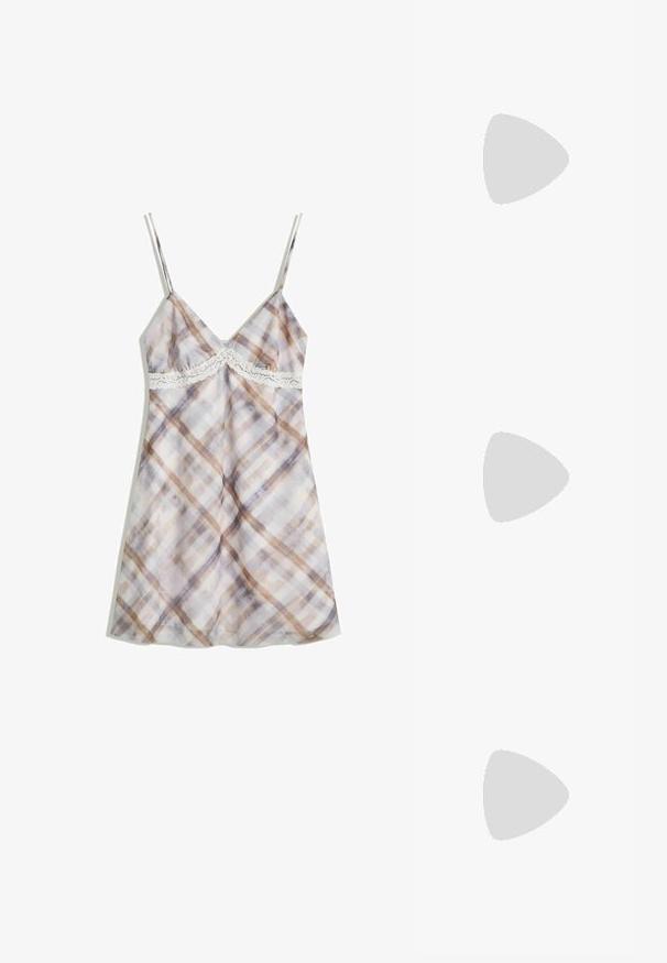 Karirana obleka z naramnicami, ki ima čipkast rob na prsi. Barve vključujejo mehko bež, rjavo in svetlo vijolično na svetlem ozadju.; Zlati, kovinski slingback čeveljci z ostrim nosom in masivnim peto. Gladka tekstura, minimalistična zasnova in ozka zanka.; Črna usnjena torbica s ukrivljeno obliko, z odstranljivo naramnico in zlatimi dodatki. Torbica ima pokrov s podrobnostmi v obliki zaponke.; Zlati prstan s organskim, zvitim dizajnom, gladko površino in taperiranimi konci, ki ustvarja modernega, skulpturalnega videza.