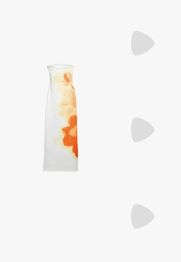 Abito maxi senza spalline in tessuto bianco con un motivo floreale arancione colorato su un lato, caratterizzato da una texture liscia e un design aderente.; Sandalo bianco con tacco alto, caratterizzato da un design a cinturini e un legaccio alla caviglia. Texture liscia con una piattaforma frontale per un'altezza aggiuntiva.; Occhiali da sole quadrati con lenti marroni e una sottile montatura in metallo nero. Presentano tempie angolari e naselli regolabili per il massimo comfort.; Borsa in pelle corallo con chiusura a pattina, tracolla regolabile e un accento in metallo argentato al centro. Texture liscia.