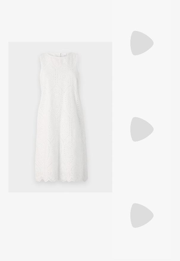 Rochie albă fără mâneci, cu broderie cu găurele, tiv ondulat, decolteu rotund și siluetă lejeră.; Pantofi cu toc slingback din piele lacuită neagră, cu vârf ascuțit și toc geometric. Prezintă un design elegant, minimalist și o textură netedă.; Ochelari de metal aurii cu lentile ovale, brațe subțiri și suporturi nazale clare. Prezintă accente subtile la balamale și lentile transparente.; Clutch metalizat de culoare aurie, cu o formă netedă și rotundă, având un închizător tip buton în partea de sus și o curea mică pentru purtare.