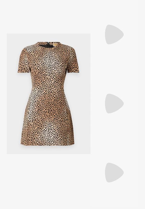 Vestido de estampa de leopardo em bege e preto, mangas curtas, silhueta ajustada, tecido texturizado, com detalhe de fecho de correr nas costas.; Sapatilhas de couro brancas, design de cano baixo, com textura suave, biqueira redonda, atacadores à frente e um pequeno logótipo bordado na lateral.; Bolsa de couro preto em forma de meia-lua. Apresenta um detalhe em metais dourados e uma alça estreita. Textura suave, fechamento em zíper na parte superior.; Brincos de pressão em tom dourado com um design torcido. Cada brinco possui uma base circular transparente para um uso seguro.