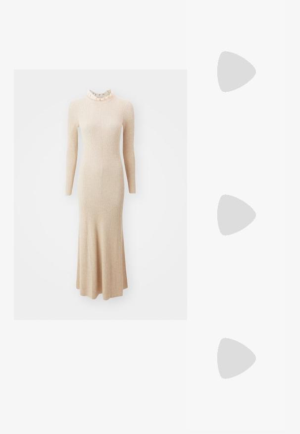 sandro Maksikleit - beige; Hõbedased kontsakingad ristpaeltega disainiga, sileda pinnaga ja terava varbaga. Kontsa kõrgus on umbes kaks tolli.; MICHAEL Michael Kors MONA - Ülerinna-kott - optic white; Kullakraadidest kuldne kõrvarõngaste komplekt, mis sisaldab erinevaid suurusi ja disaine, sealhulgas väikeseid, keskmisi ja suuri stiile, millel on siledad metallilised viimistlused.