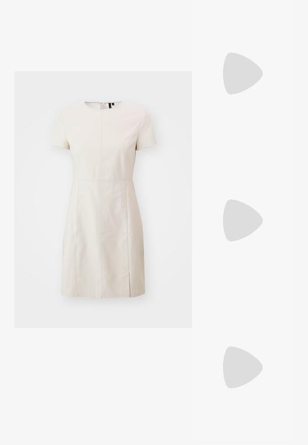 Krēmkrāsas īsām piedurknēm kleita ar apaļu izgriezumu, vertikālām vīlēm un smalku sānu šķēlumu papildu detaļām.; Zeltaini, metāla kurpes ar siksniņām, norakans purngalis un masīla papēdis. Gluda tekstūra, minimālisma dizains un šaura siksna.; Dzeltena mākslīgā krokodila roku soma ar strukturētu dizainu, augšējo rokturi, noņemamu ķēdes siksniņu un dekoratīvām kristāla rotājumiem aizdares daļā.; Zeltīti metāla auskari ar gludu, izliekta dizaina. Ar atšķirīgu smailu formu, pulētu virsmu un eņģu aizdari.