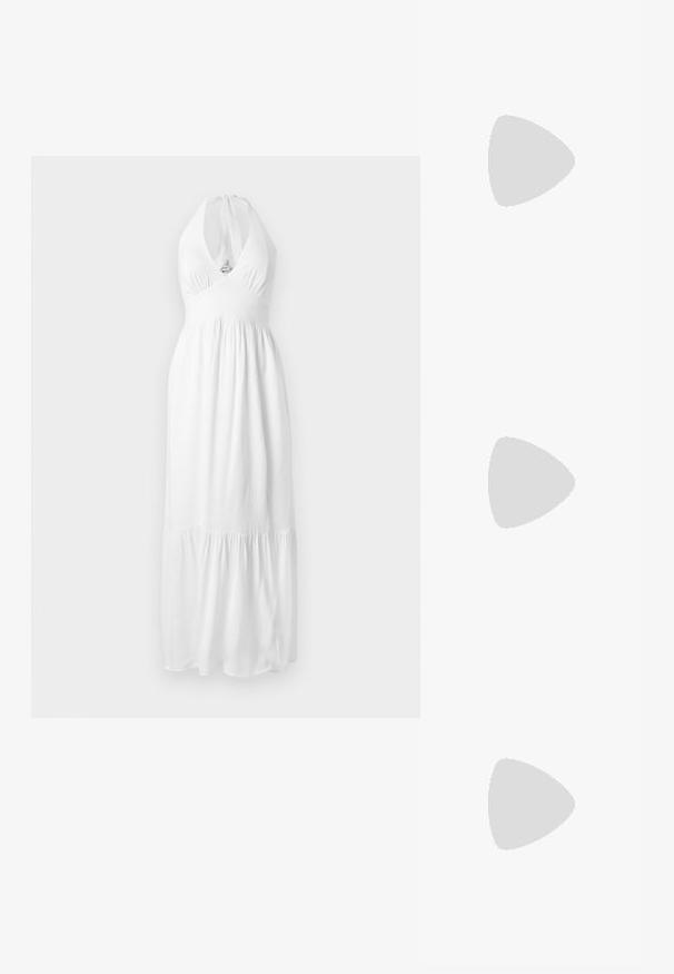 Weißes Maxi-Kleid mit Halterneck und tiefem V-Ausschnitt, tailliertem Oberteil und fließendem Rock. Hergestellt aus leichtem Stoff, mit gerafftem unteren Saum.; Schwarze Lackleder-Slingback-Absätze mit spitzer Zehenform, einem runden Ausschnitt-Design und einem Blockabsatz. Mit einem goldfarbenen Schnallenakzent.; Schwarze Handtasche mit strukturierter Form, glatter Textur und einem metallischen Verschluss. Kombiniert mit weiten schwarzen Hosen und offenen Sandalen auf einem Holzboden.; Goldfarbener Ring mit einem organischen, gedrehten Design, glatter Oberfläche und sich verjüngenden Enden, was ein modernes, skulpturales Erscheinungsbild erzeugt.