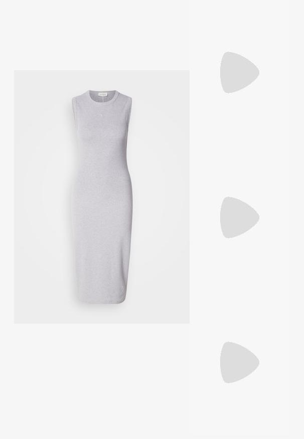 Hall griis sleeveless midi kleit, mis on valmistatud puuvilla segakangast. Omab ümmargust dekoltee ja diskreetset logodetaili rinnal. Sile tekstuur.; Valge madalate sokkidega jooksutoss, millel on must konts, platvormi tallad, paelad ja Calvin Kleini "CK" logo küljel.; Mustast nahkclutch, millel on ristkülikuline kuju, sile tekstuur, lame klappkinnitus ja väike käepide külgedel. Omab peenelt logo.; Hõbedased rõngaskõrvarõngad, millel on sile ja läikiv pind. Ümar kuju, kerge disain, millel on post-tagumise kinnituse süsteem.