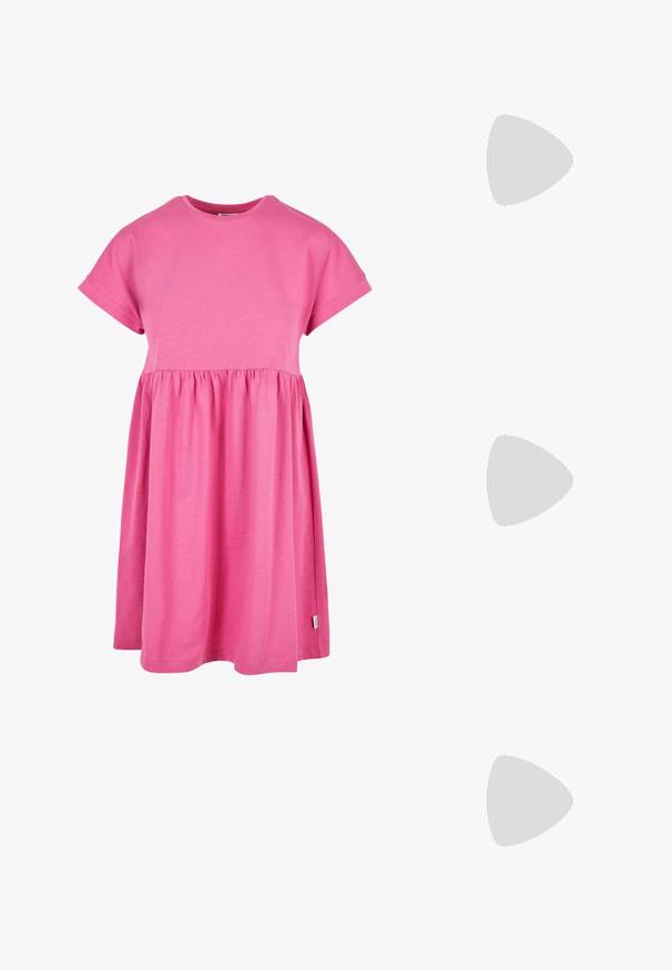 Rozā kokvilnas kleita ar īsām piedurknēm, apaļu kakla izgriezumu un savākto jostasvietu. Svārki plūst maigi, ar nedaudz noapaļotu apakšmalu.; Melna lakota āda ar atvērto papēdi, ar smailu purngalu un ģeometrisku blokpapēdi. Iezīmējas elegants, minimāls dizains un gluda tekstūra.; Dzeltena mākslīgā krokodila roku soma ar strukturētu dizainu, augšējo rokturi, noņemamu ķēdes siksniņu un dekoratīvām kristāla rotājumiem aizdares daļā.; Zelta krāsas auskari ar teksturētām, viļņotām formām. Iekļauts skulpturāls piespraužams modelis un atvērta gredzenveida konstrukcija ar izsistām virsmām.