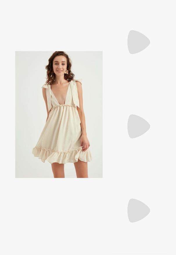 Chiquelle RUFFLE DRESS - Freizeitkleid - beige; Braune Lackleder-Slingback-Schuhe mit spitzem Zehenbereich, niedrigem Absatz und einer dekorativen Schleifenakzent an der Vorderseite. Glatte, glänzende Textur.; Metallsonnenbrille mit ovalen, hellbraun getönten Gläsern. Schlanker silberner Rahmen mit strukturierten Akzenten und rötlich-braunen Spitzen an den Bügeln.; Tasche aus braunem Wildleder mit zwei langen Griffen, rechteckiger Form und dekorativer Naht. Verfügt über einen seitlichen Riemen und subtile goldene Hardwareakzente.