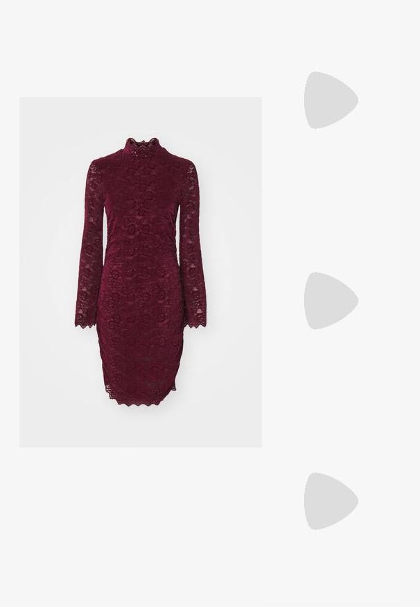 Burgundska čipkasta obleka z dolgimi rokavi in visokim ovratnikom. Ima cvetlični vzorec in valovite robove. Prilegajoča silhueta.; Črne lakirane slingback čevlje s zasukanim nosom, srebrnim okrasjem in nizkim blok peto. Gladka, sijoča tekstura po celotni površini.; Črna usnjena torba čez ramo z gladko teksturo, pravokotno obliko in kovinskim verižnim detajlom spredaj. Vključena je nastavljiva naramnica.; Srebrni uhani z kvadratnim studom, ki imajo gladko, polirano površino in obliko kapljice, ki odbija svetlobo z sijočo površino.