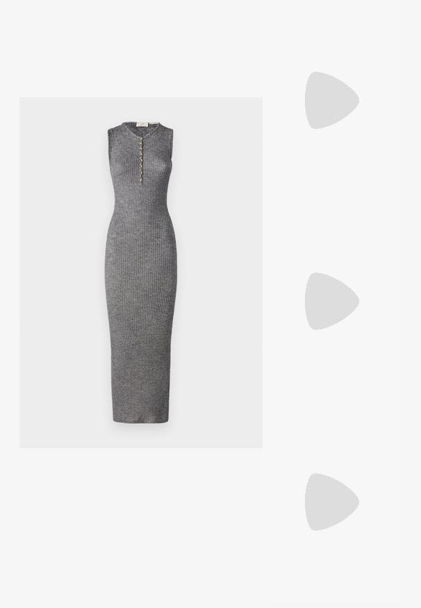 Szürke bordás maxi ruha ujjatlan kivitelben, henley gallérral és arany színű gombokkal az elején. Texturált kötött anyagból készült.; Fekete lakk slingback sarok, hegyes orral, texturált kígyómintával, állítható pánttal és rövid, texturált tömbsarkal.; Fekete bőr keresztbody táska két elülső zsebbel, arany csattokkal, cipzáras záródással és vékony pánttal. Textúrált felület és kompakt téglalap alak.; Aranyszínű fémből készült karika fülbevalók ívelt, hosszúkás formával. Simaságával és fényes felületével, valamint lekerekített végével további részletekkel bővül.