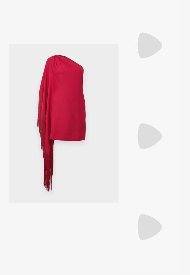 Top roșu cu un umăr, dintr-un material neted, având un detaliu cu franjuri în cascadă pe o parte și o siluetă ajustată.; Pantofii slingback din piele neagră, cu vârf ascuțit, toc mic și detaliu cu cataramă pe brățara gleznei. Textură netedă, design minimalist.; Geantă de mână din piele neagră, cu cusături albe geometrice, un mâner de sus și o curea de umăr detașabilă. Prezintă accente aurii și închidere cu fermoar.; Cercei lungi cu trei pietre prețioase mari, pătrate și dreptunghiulare, de culoare roșie, fiecare înconjurată de cristale clare mai mici, montate în aur.