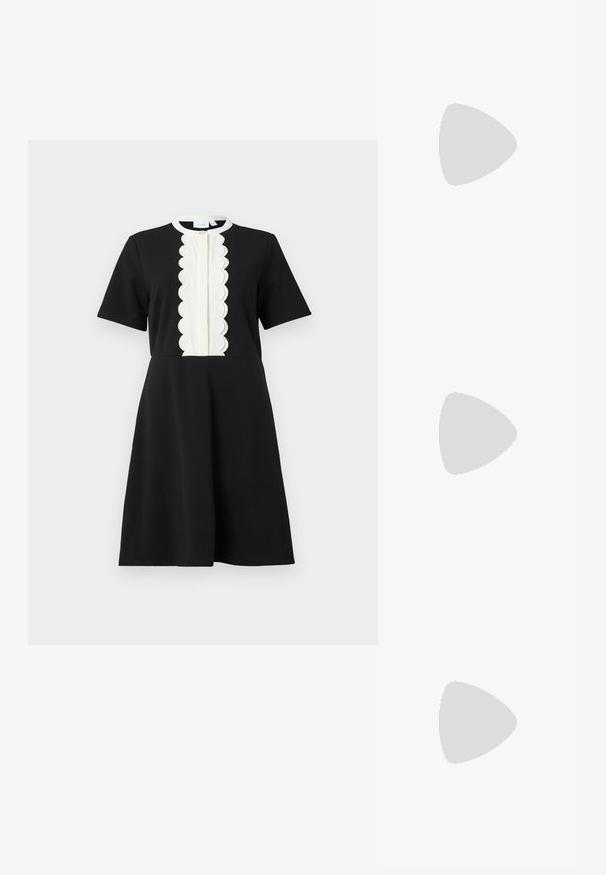 Svart klänning med korta ärmar, försedd med en texturerad vit vågig panel framme och en rundad krage. Slät tyg, A-linjeform.; Svart lackläder slingbacksko med spetsig tå, ankelremmar med silverfärgade spännen och detaljer samt en smal klack.; Guldfärgad metallhandväska med en strukturerad design, slät textur och justerbar rem. Har en unik triangulär form och minimalistisk sömnad.; Örhängen i guldton med texturerade, vågiga former. Inkluderar skulpturala clip-on-stift och öppen hoop-design med hamrad finish.