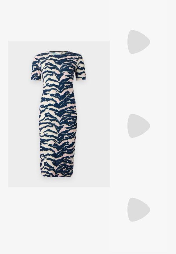 Knee-length kleit kitsas kujunduses, millel on tumesinine, roosa ja kreemjas loomamuster; lühikesed varrukad ja ümmargune kaelus.; Musthave mustika tantsutossud mustast nahast, ümmarguse varbaga, siledast tekstuurist, minimaalse õmblusdetailiga ja paindliku tallakujundusega.; Musta nahk käekott, millel on frantsiisid, kuldne ahelsanga ja lõigatud käepide. Esiosas on logot.; Kuldtoonilised metallist rõngas kõrvarõngad, millel on kõver ja piklik kuju. Omavad siledat, läikivat pinda ja ümarat tipptugevdust, mis lisab detaili.