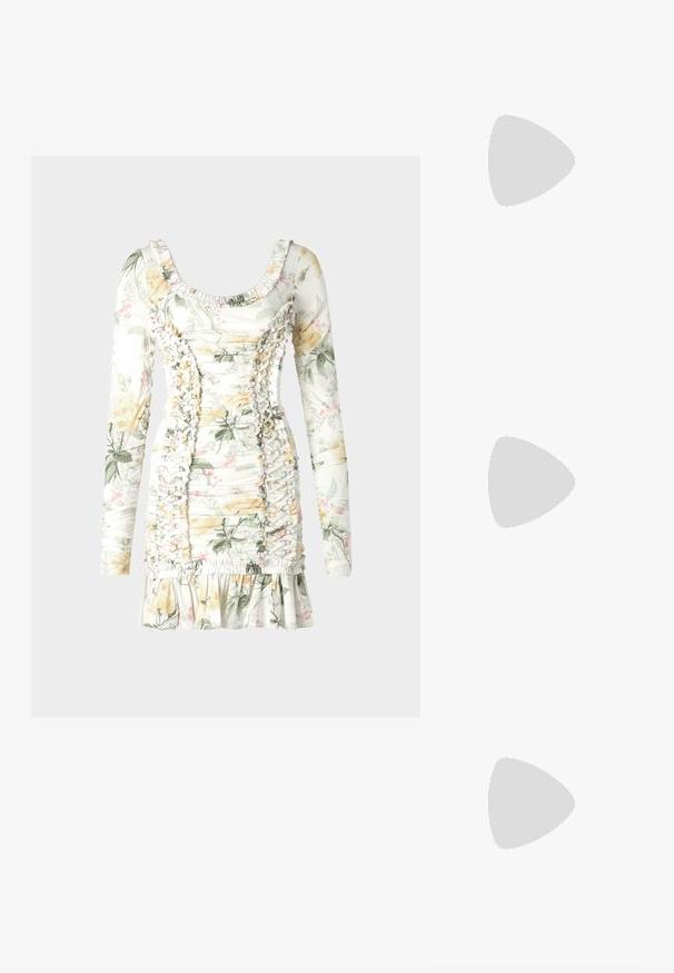 Rochie mini florală albă cu modele galbene și roz. Are mânici lungi, o siluetă ajustată și detalii pliate pe laterale.; Botine nude din patent cu vârful ascuțit, finisaj lucios și toc mediu bloc. Textură netedă și siluetă elegantă.; Geantă din piele maronie cu un finisaj texturat și accesorii din argint, ținută cu o mână lângă o fustă din piele maronie și un pulover cu model.; Set de cinci cercei din aur, prezentând diferite modele: suprafețe răsucite, cu caneluri și netede, în forme de cerc și semilună.