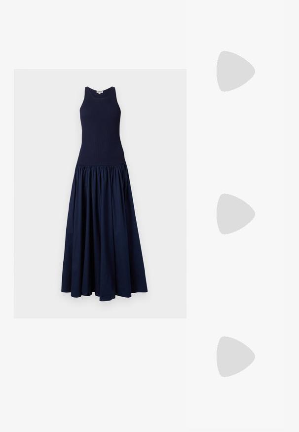 Marineblauwe jurk met een aansluitend geribbeld bovenlichaam en een verzamelde, volumineuze rok. Gemaakt van een gladde stof met een matte afwerking.; Witte leren sneakers, laag model, met een gladde textuur, ronde neus, vetersluiting aan de voorkant en een klein geborduurd logo aan de zijkant.; Zwarte leren halfronde tas met een gouden hardware accent, voorzien van een ritssluiting. Draagt crossbody over een grijze trui.; Gouden knoopstuds met een gedraaide design. Elke oorring heeft een ronde transparante achterkant voor een veilige draagervaring.