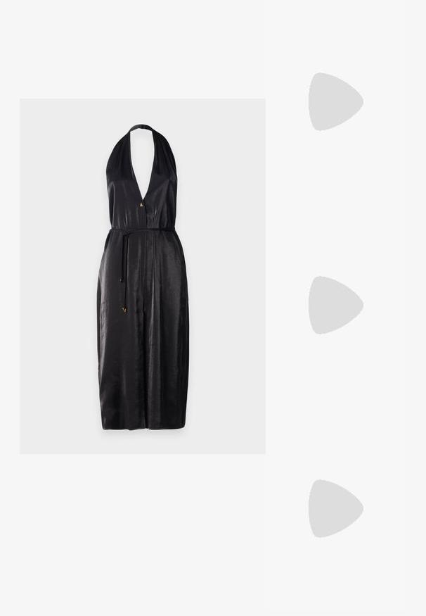 Jumpsuit nero con collo halter e profondo scollo a V, vita con cintura e una texture liscia e lucida. Presenta accenti dorati a forma di triangolo.; Scarpa slingback nera in pelle con punta affusolata, cinturini decorativi con occhielli metallici e tacco basso a blocco. Superficie testurizzata.; Borsa a tracolla beige con texture, cinturino regolabile, due tasche frontali chiuse da fibbie e dettagli in metallo dorato. Chiusura a zip nella parte superiore.; Due o orecchini a forma di ala realizzati in metallo argentato con strass rotondi trasparenti e dettagli in metallo dorato, caratterizzati da un design a strati.