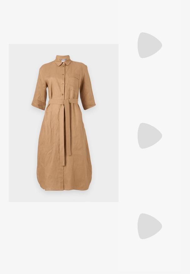 Smėlinis lino marškinių suknelė su trumpomis rankovėmis, mygtukų priekyje, apykakle ir surišama juostele. Yra krūtinės kišenė su siuvinėjimu.; Juodas odinis sandalai su kvadratiniu pirštu, plonomis dirželiais, reguliuojamu kulkšnies dirželiu ir žemu kulnu. Yra nedidelis aukso akcentas ant dirželio.; Juodas odinis rankinės modelis su tekstūruotu paviršiumi, turintis dvi vertikalias linijas, dvi petinių dirželių poras ir minimalistinį dizainą.; Aukso spalvos auskarai su srauniu, kreiviu dizainu. Kiekvienas auskoras turi lygų paviršių ir mažą užsegimą su dekoratyviu akcentu.